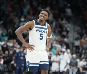 九游体育英超直播-爱德华兹：在陷入犯规麻烦前 我原本感觉自己本场状态很好